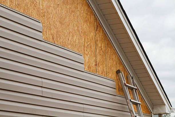 Professional Siding Installation technician working in Vienna, OH